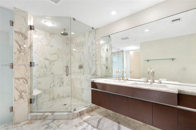 Building Photo - 2627 S Bayshore Dr