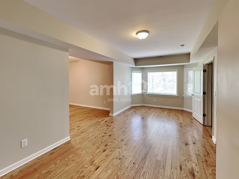 Building Photo - 302 Green St