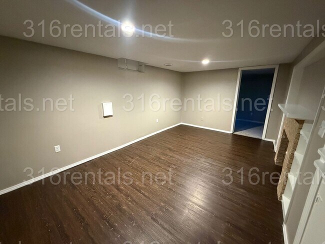Building Photo - $1400 - 3 bedroom / 1 bathroom - Single Family Home