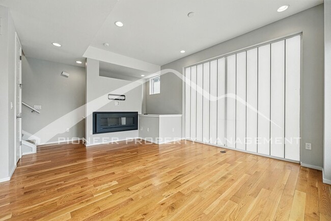 Building Photo - Spacious Home with Washer/Dryer and Mountain Views