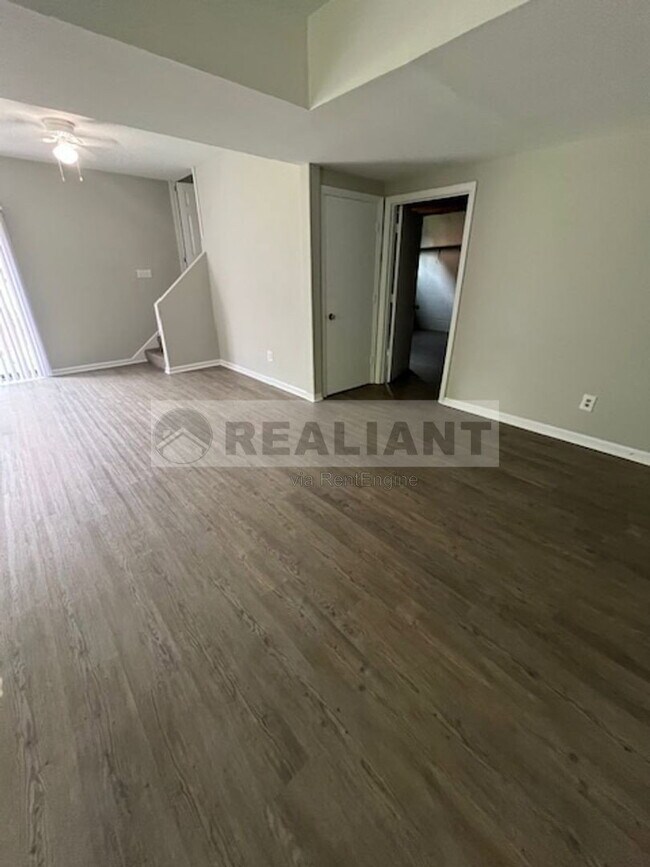 Building Photo - 487 Whispering Hills Dr