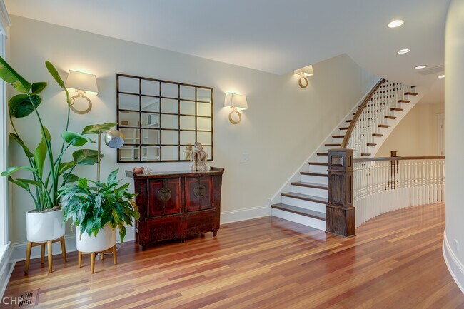 Building Photo - 2663 N Marshfield Ave