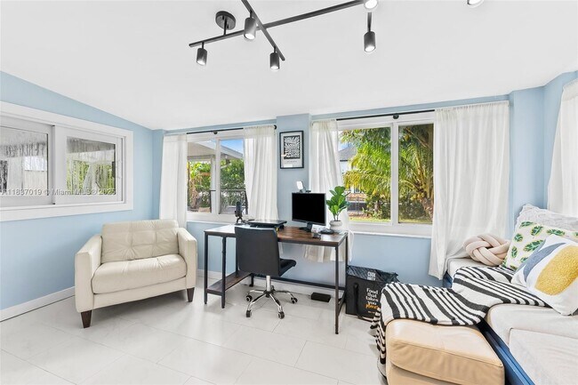 Building Photo - 908 SW 12th Ct