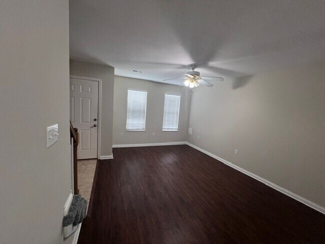 Building Photo - Oak Ridge 37830 - 2 bedroom, 2 bath townho...