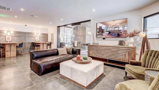 Building Photo - 2501 Oak Hill Cir