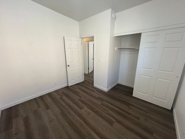 Building Photo - 1/2 off first month's rent on Remodeled unit in Millcreek