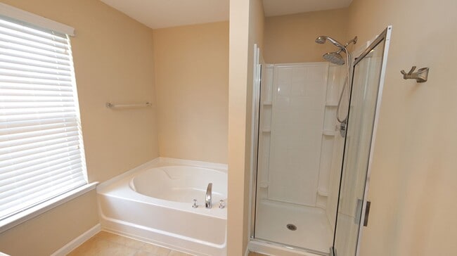 Building Photo - End Unit Townhome in Highland Creek Community!