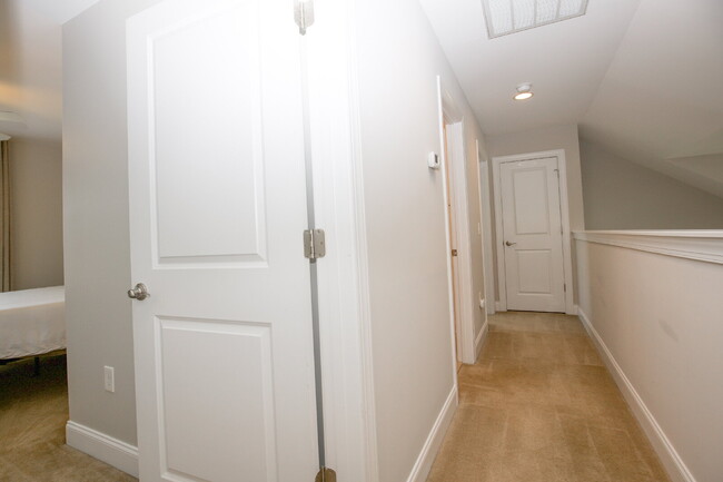 Building Photo - Charming End-Unit Townhome in Southern Pines