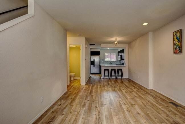 Building Photo - Central 2 bed 1.5 bath Townhouse