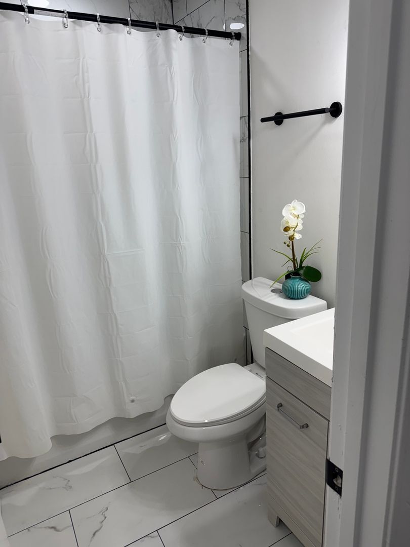 Building Photo - 3475 Meadowlane Pl SW