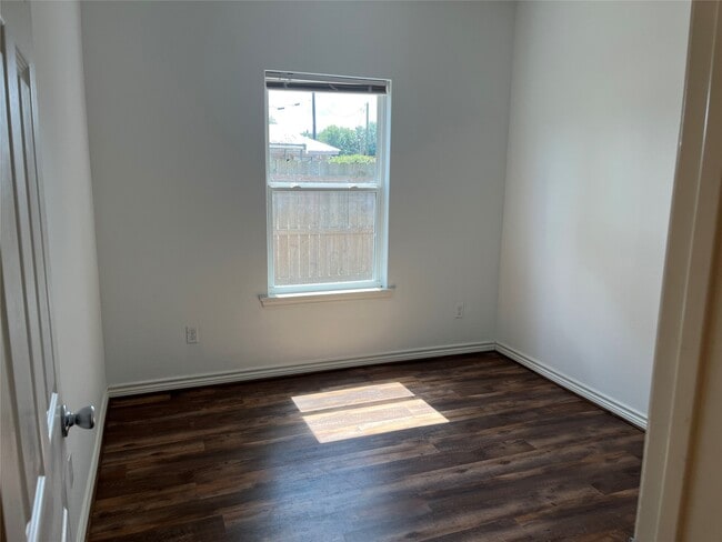 Building Photo - 1841 Caroline Ln