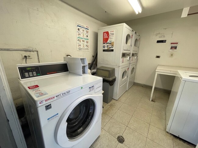 Building Photo - Regency Ala Wai Condo - FURNISHED 1 bedroo...