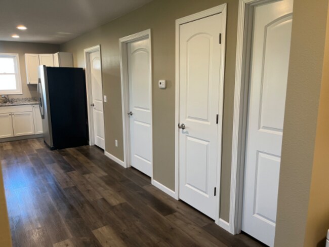 Building Photo - 118 W Cedar Ln