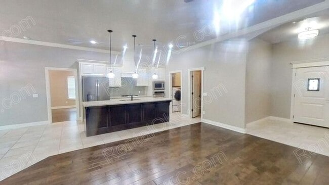 Building Photo - Super 4 bed 2 bath on the Southwest side.