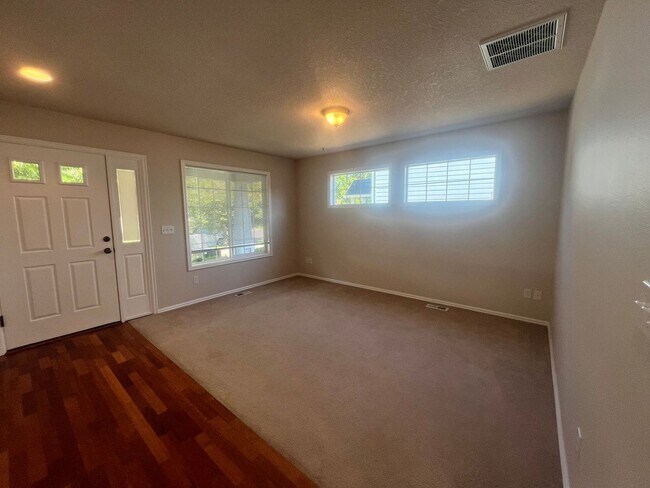 Building Photo - 863 SE Bayshore Cir