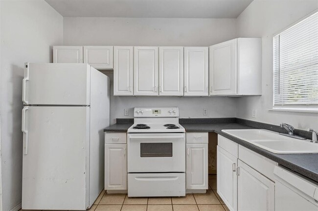 Building Photo - 1021 Shady Creek Cir