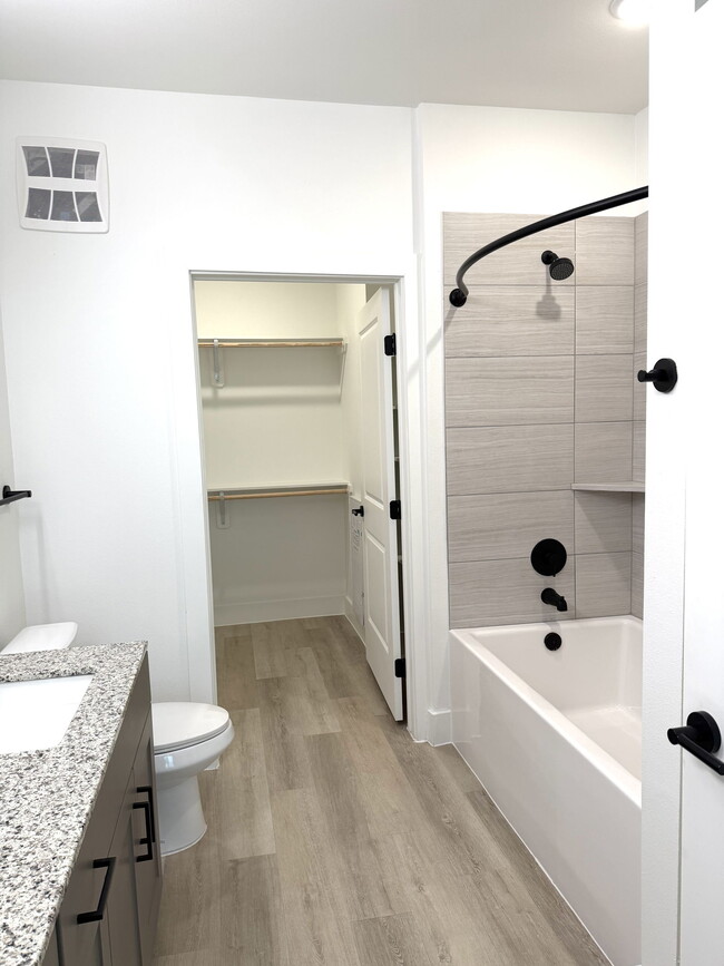 Building Photo - 16601 Braker Ln