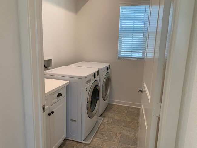 Building Photo - Beautiful Home 4bed/3 bath