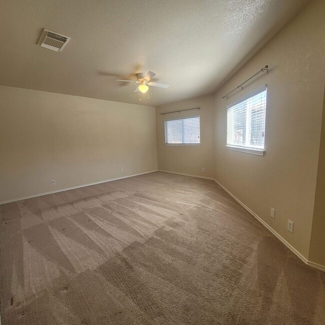 Building Photo - Perfectly Located near Medical Center