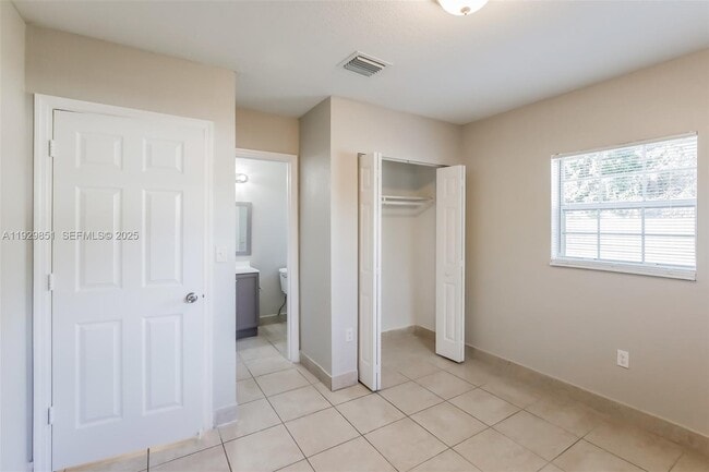 Building Photo - 1231 NE 214th St