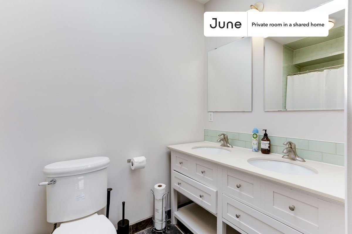 Building Photo - Room in Shared 5 bed/3.5 bath home in Capitol Hill