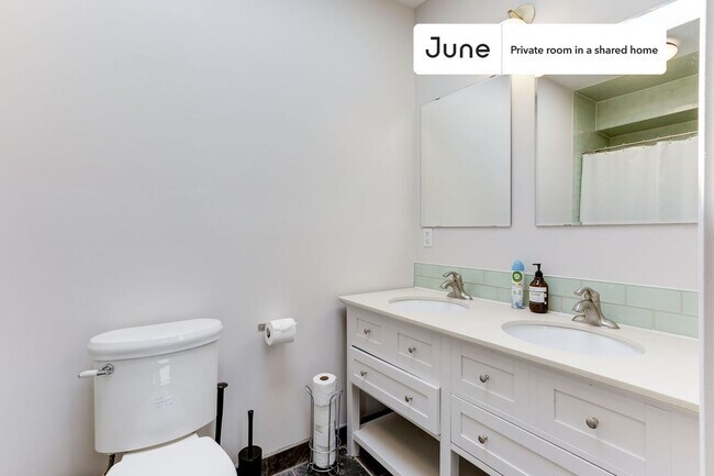 Building Photo - Private bedroom in 5 bed/3.5 bath Home