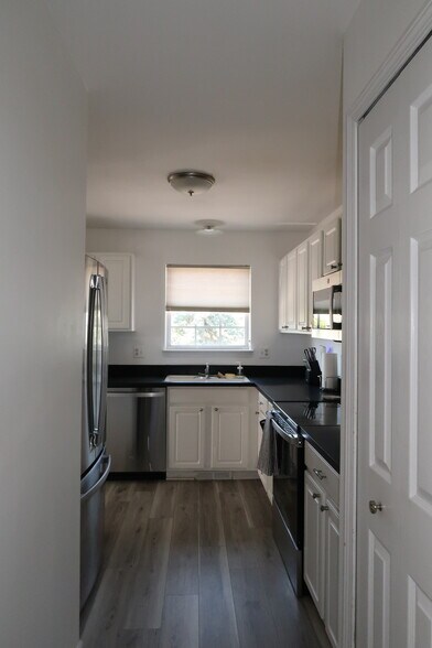 Building Photo - 16468 Radison Dr