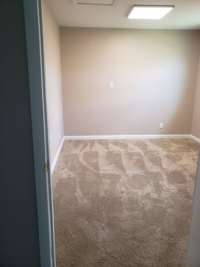Building Photo - Charming 3Bed/2Bath Brick Home w/Bonus Office Space – Upgraded Comfort Near Martin Lake *1/2 OFF ...