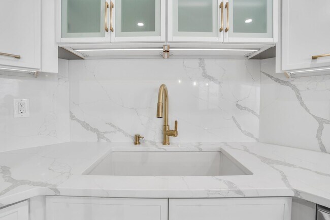 Building Photo - 1055 River Rd