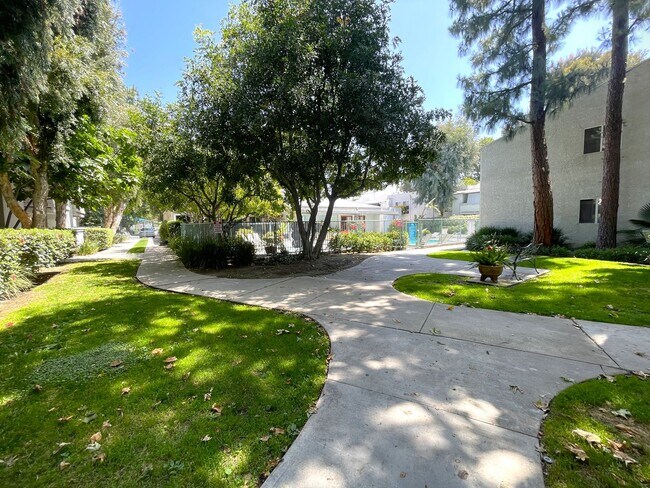 Building Photo - 2 Bedroom + 2 Bath Condo in Winnetka