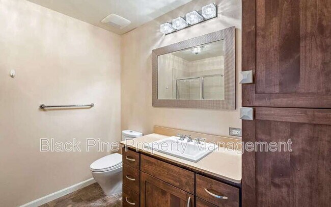 Building Photo - 323 W Jefferson St