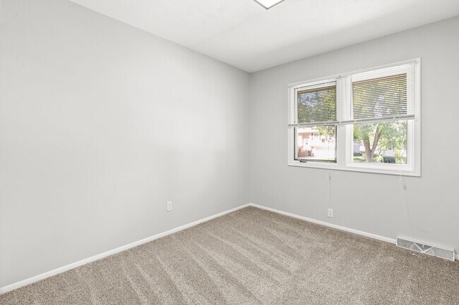 Building Photo - Stylish 3-Bed, 2-Bath Renovated Home with Granite Counters, 2-Car Garage & Large Fenced Yard in O...