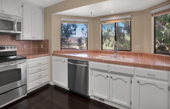 Building Photo - Hollister Home in Ridgemark Gated Community