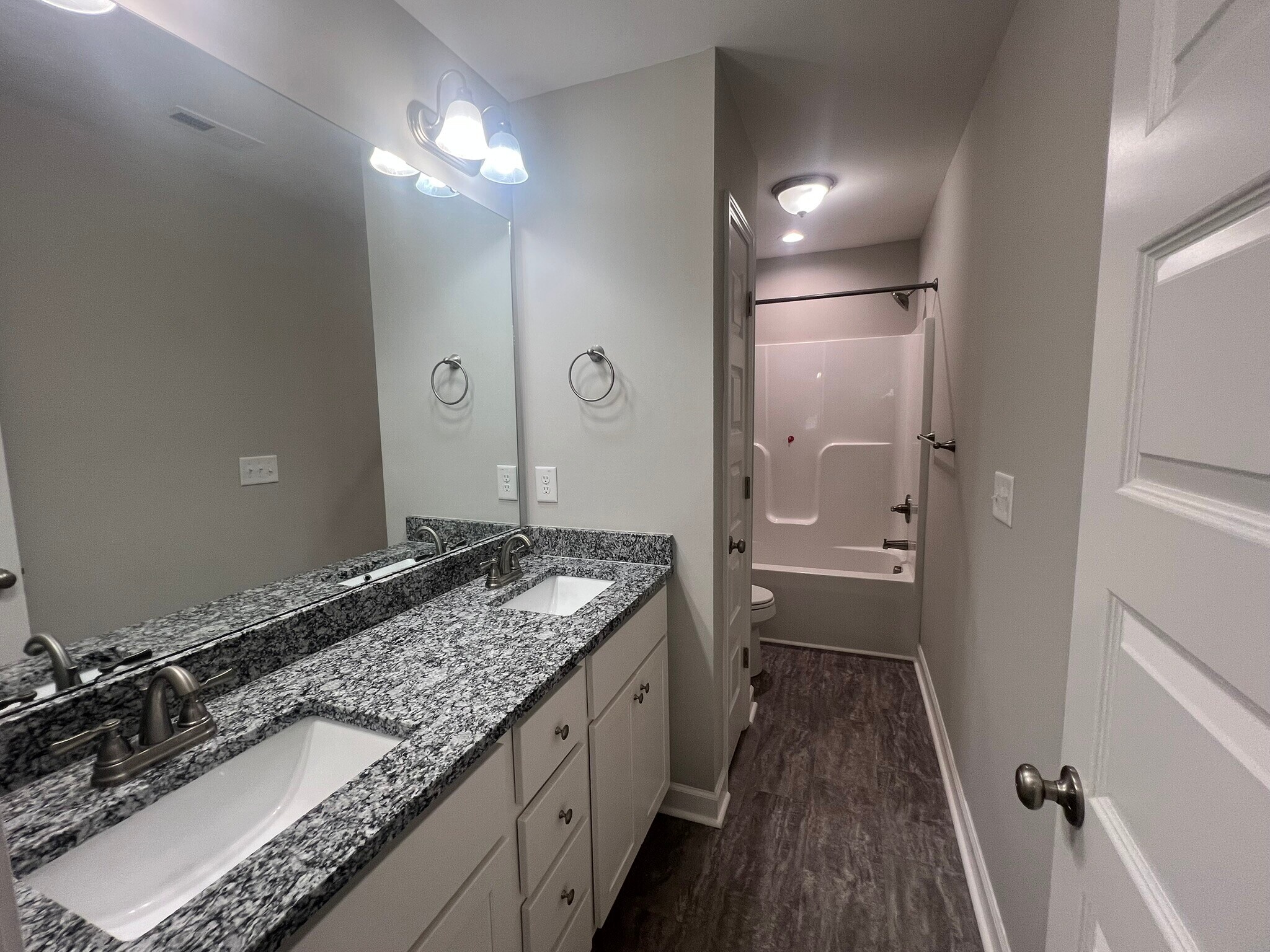 Upstairs full bathroom - 620 Ballance Rd