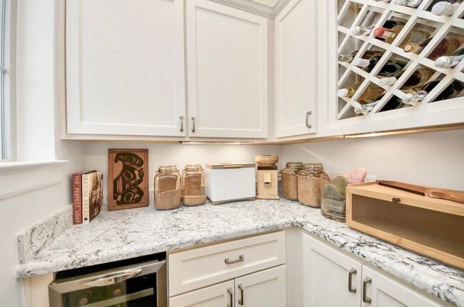 Building Photo - 15623 Broad St