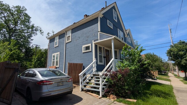Building Photo - Discover this three-bedroom, one-bath home in Cleveland