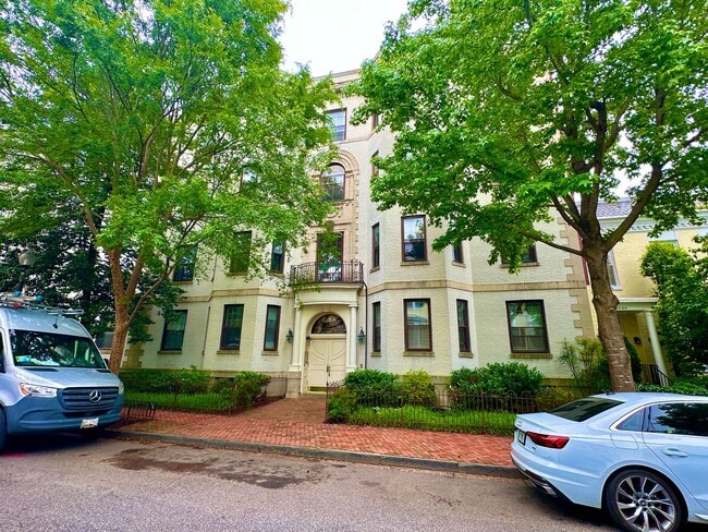 Primary Photo - Historic Georgetown Sunny 2 Bedroom 1.5 Ba...