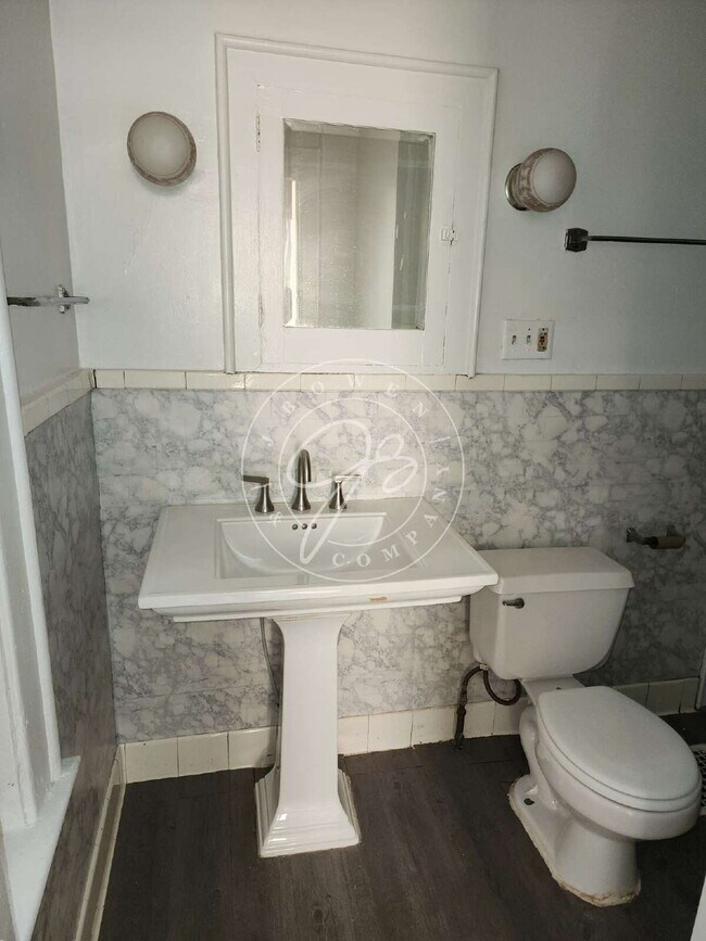 Building Photo - 1 bed 1st floor unit in South Toledo