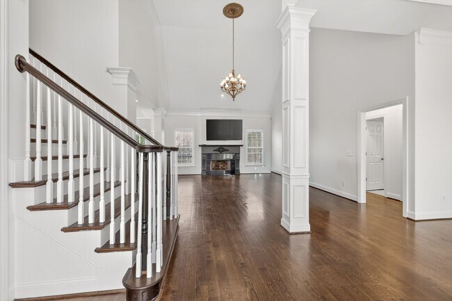 Building Photo - Beautiful 6BR Executive Brentwood Home with Pool