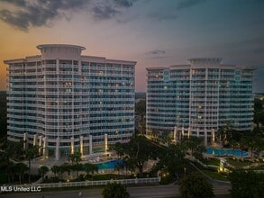 Building Photo - 2228 Beach Dr