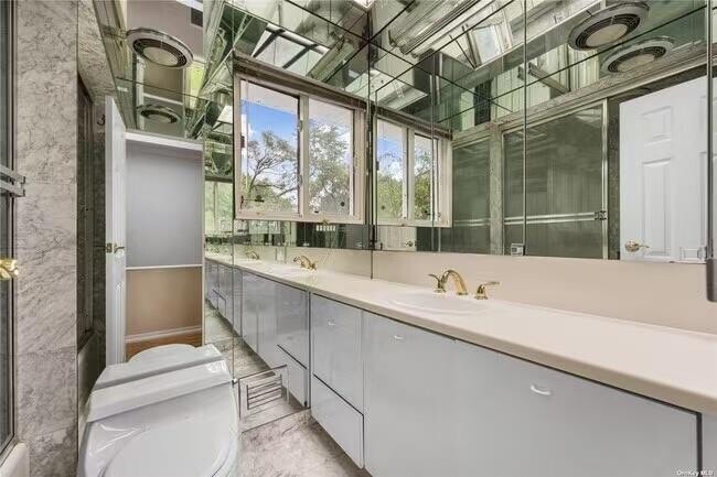 Building Photo - 74 Rockland Dr