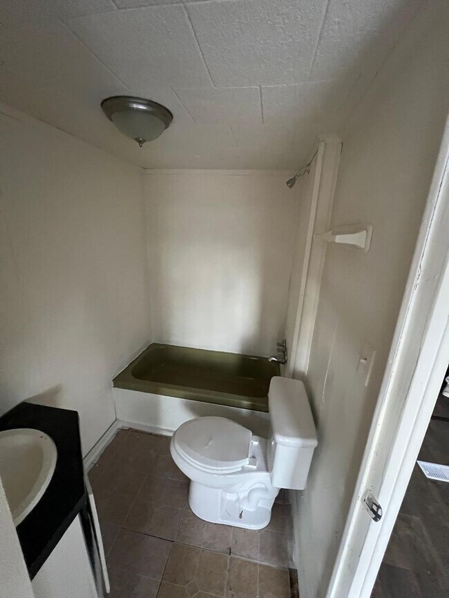 Building Photo - Renovated 2-Bed, 2-Bath Mobile Home