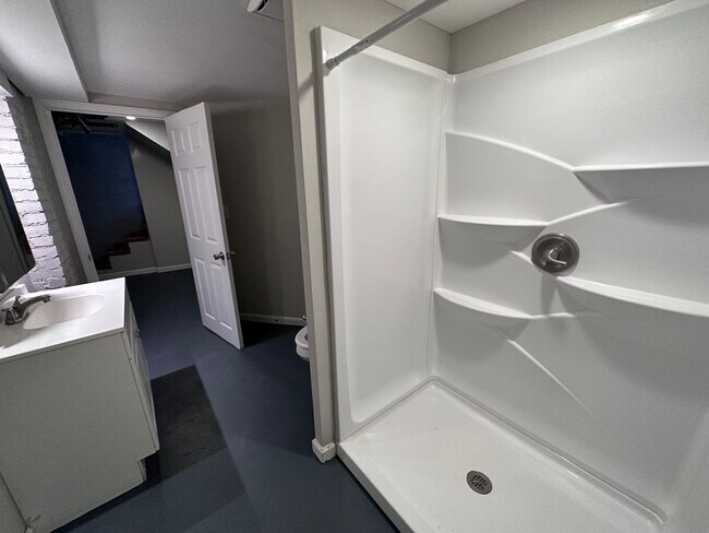 Building Photo - $875 - 3 bed 1 bath - Beautiful apartment ...