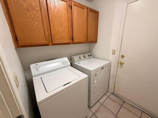 Building Photo - Warm & Charming single level 3 x 2 Home in Stonebridge Lakes!!