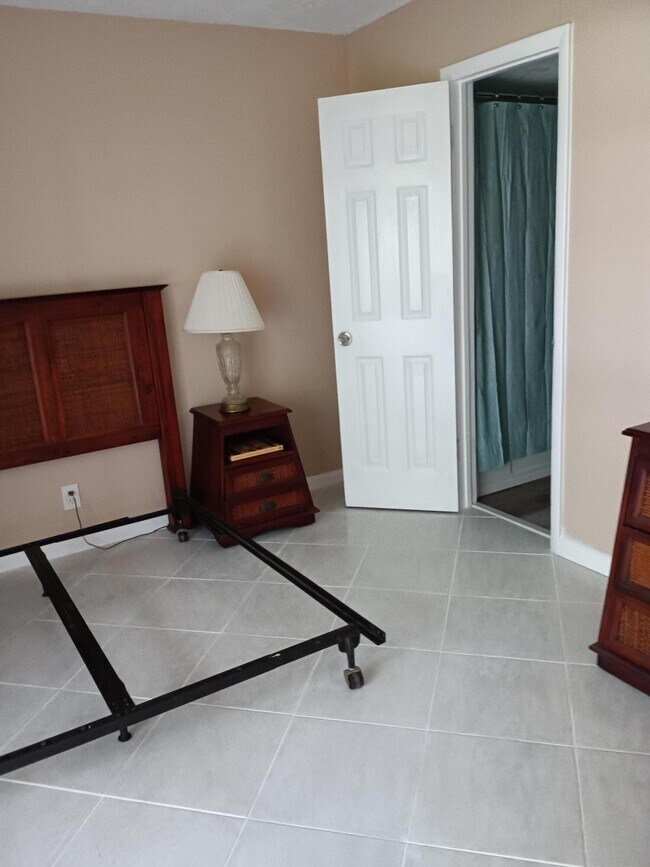 Building Photo - 355 Sheffield O