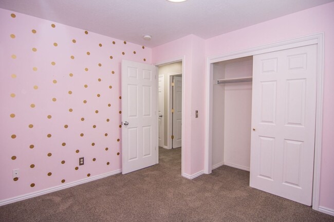 Building Photo - Gorgeous Bountiful Home w/ Solar & 3 Car Garage