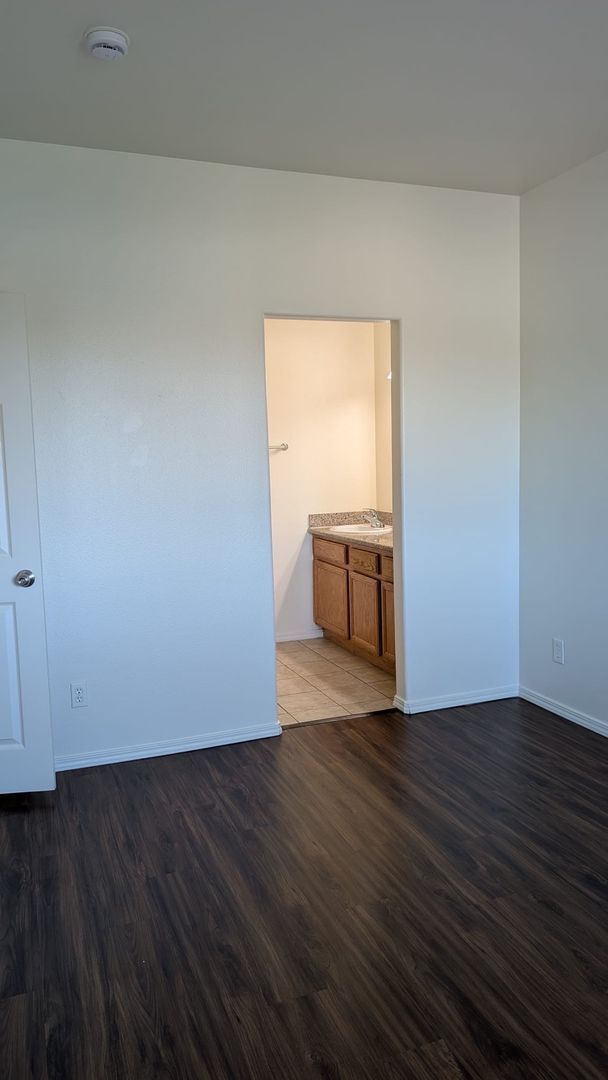 Building Photo - Beautiful 3 bedroom/ 2 bath in gated community. Call or come by to view!