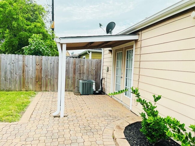 Building Photo - 16203 Ridgegreen Dr