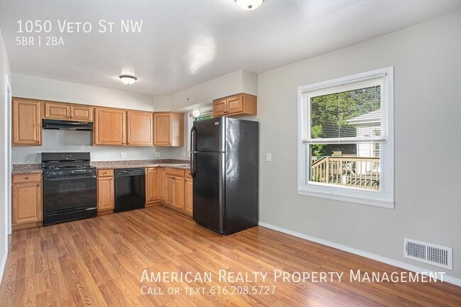 Building Photo - 1050 Veto St NW