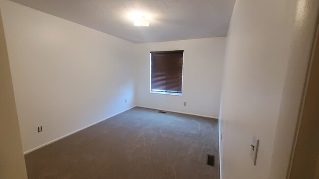 Building Photo - 3 BEDROOM HOME IN ROY!